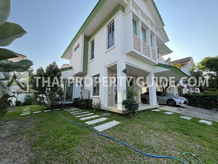 House with Shared Pool in Bangnatrad 